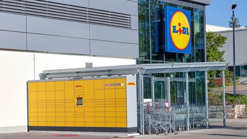 © Lidl | Kunden können das Einkaufen in der Lidl-Filiale komfortabel mit dem Empfangen und Versenden von DHL Paketen kombinieren.