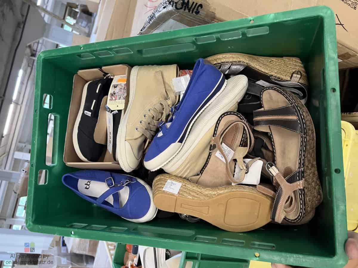 Sortierte Second-Hand-Schuhe als Kiloware, gesammelt in einer Transportbox