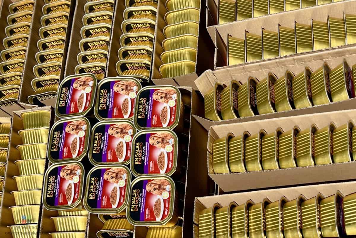 Hundefutter aus Überproduktion, bereits im LKW auf dem Weg zu Liquidato