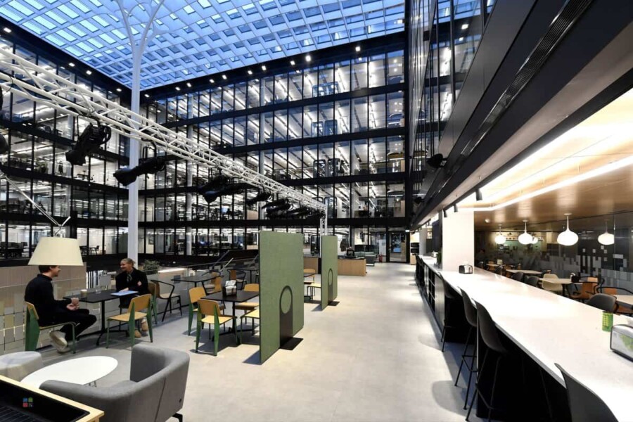 Amazon Headquarter München MUC21 in der Anni-Albers-Straße 21
Foto: Marcus Schlaf, 03.12.2025 Amazon eröffnet neuen Hauptsitz München: Zentrale Bündelung der Corporate Teams in der Parkstadt Schwabing