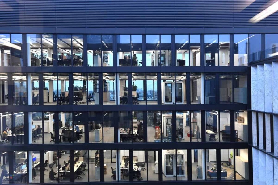 Amazon Headquarter München MUC21 in der Anni-Albers-Straße 21
Foto: Marcus Schlaf, 03.12.2025 Amazon eröffnet neuen Hauptsitz München: Zentrale Bündelung der Corporate Teams in der Parkstadt Schwabing
