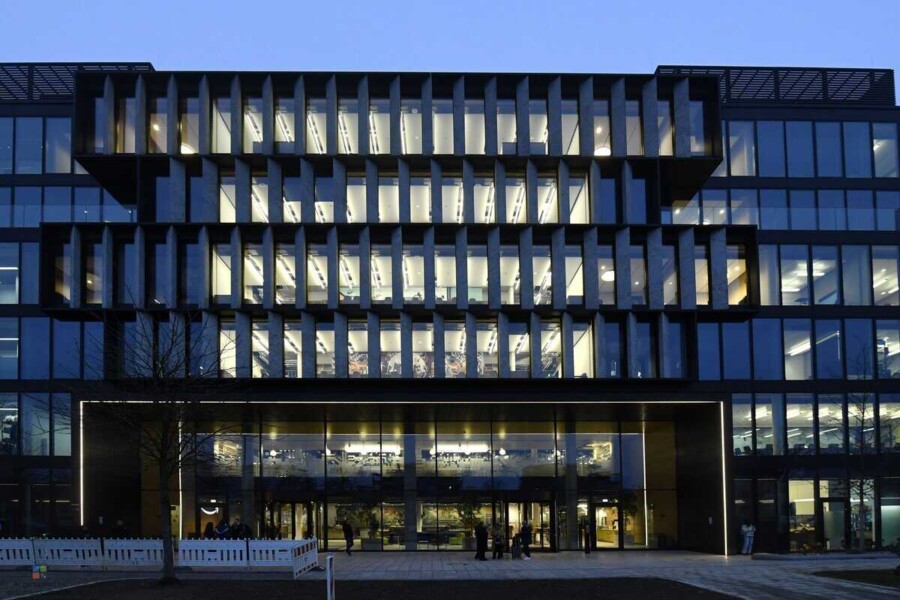 Amazon Headquarter München MUC21 in der Anni-Albers-Straße 21
Foto: Marcus Schlaf, 03.12.2025 Amazon eröffnet neuen Hauptsitz München: Zentrale Bündelung der Corporate Teams in der Parkstadt Schwabing